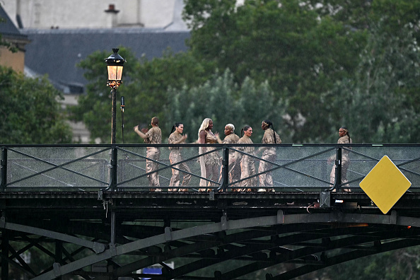 La chanteuse Aya Nakamura se produit sur la passerelle du Pont des Arts lors de la cérémonie d'ouverture cérémonie d'ouverture des Jeux Olympiques de Paris 2024, le 26 juillet 2024.  (GABRIEL BOUYS/AFP via Getty Images)