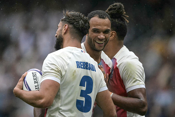 Rayan Rebbadj (à g.) célèbre avec Varian Pasquet (au c.) et Jefferson-Lee Joseph (D) après avoir marqué un essai lors de la demi-finale masculine de rugby à sept entre l'Afrique du Sud et la France pendant les Jeux olympiques de Paris 2024 au Stade de France à Saint-Denis, le 27 juillet 2024. (CARL DE SOUZA/AFP via Getty Images)