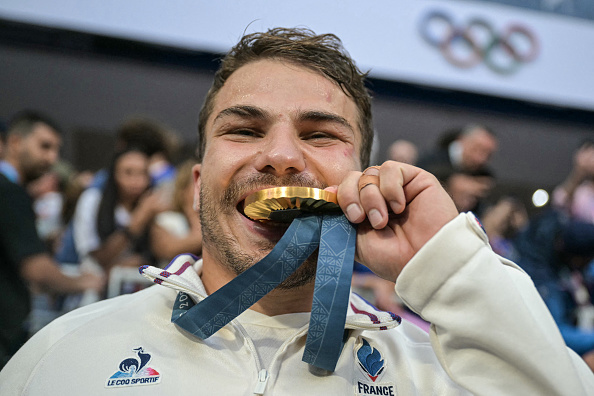 "C'est dur de trouver des mots quand on a la chance de vivre des émotions comme ça", a réagi Antoine Dupont, grand acteur du titre olympique décroché samedi par les Bleus du rugby à VII avec un doublé en finale contre les Fidji (28-7).  (Photo CARL DE SOUZA/AFP via Getty Images)