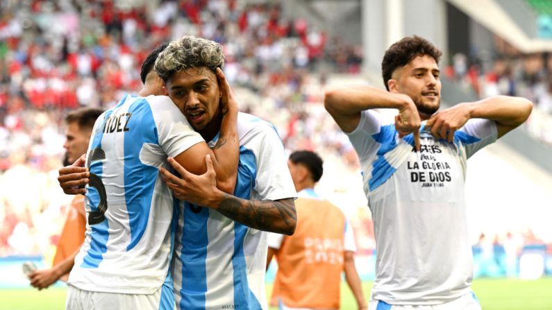 Cristian Medina, #8 de l'équipe d'Argentine, célèbre le deuxième but de son équipe qui est ensuite refusé, pendant le match du groupe B entre l'Argentine et le Maroc, au Stade Geoffroy-Guichard de SAint-Etienne le 24 juillet 2024. (Crédit photo Tullio M. Puglia/Getty Images)