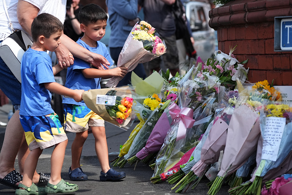 Des hommages aux victimes laissés par des sympathisants le 30 juillet 2024 à Southport, en Angleterre. (Christopher Furlong/Getty Images)