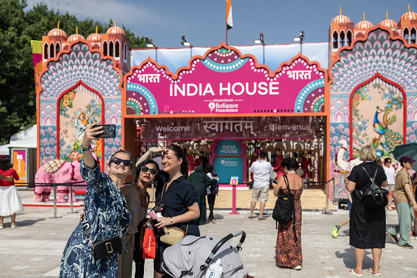 Des visiteurs prennent un selfie à l'entrée de la Maison de l'Inde au Parc des Nations à Paris, le 30 juillet 2024. (OLYMPIA DE MAISMONT/AFP via Getty Images)