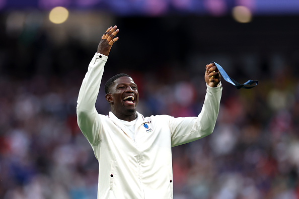 Andy Timo de l'équipe de France célèbre sa médaille d'or lors de la cérémonie de remise des médailles du rugby à sept masculin, le premier jour des Jeux Olympiques Paris 2024 au Stade de France, le 27 juillet 2024.  (Cameron Spencer/Getty Images)