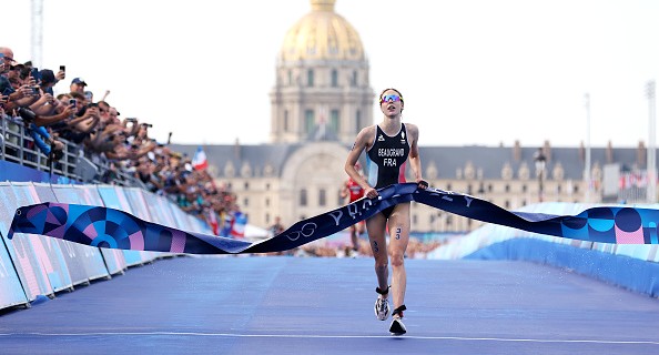 Cassandre Beaugrand de l'équipe de France franchit le ruban d'arrivée pour remporter la médaille d'or après avoir participé au triathlon individuel féminin lors de la cinquième journée des Jeux Olympiques Paris 2024, le 31 juillet 2024 à Paris, France. (Photo par Michael Steele/Getty Images)