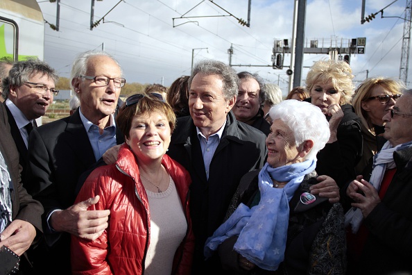 L'animateur Michel Drucker et son ancienne "nounou", Bernadette Martinel (à dr), à la gare de Caen le 21 octobre 2014, à l'occasion de la célébration de ses 50 ans de carrière.  (CHARLY TRIBALLEAU/AFP via Getty Images)