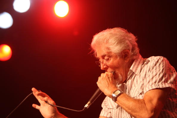 John Mayall sur la scène du Nice's Jazz Festival le 25 juillet 2008. (VALERY HACHE/AFP via Getty Images)