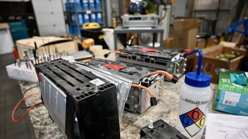 Des batteries usagées dans l'usine de recyclage Lithion à Montréal, Canada, le 17 janvier 2023. (Mathiew Leiser/AFP via Getty Images)