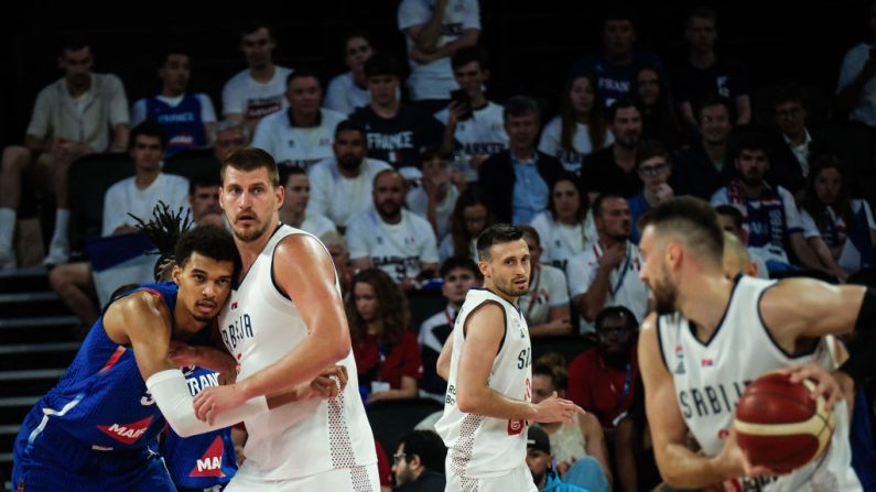 L'équipe de France de basket a subi une deuxième défaite consécutive en préparation des Jeux olympiques, battue vendredi (79-67) à Décines-Charpieu (Rhône) par la Serbie de Nikola Jokic. (Photo : MAXIME GRUSS/AFP via Getty Images)