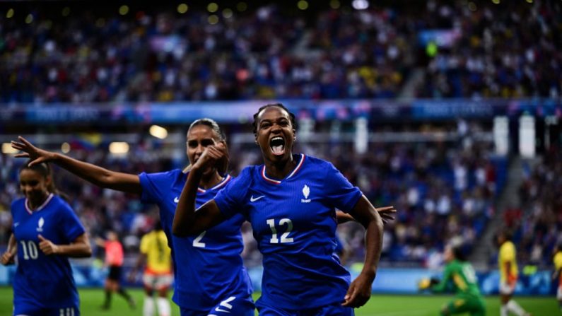 L'équipe de France féminine emmenée par Marie-Antoinette Katoto a débuté le tournoi olympique par une victoire contrastée (3-2) face aux Colombiennes à Lyon, d'abord tout en maîtrise avant de se faire peur en les laissant revenir au score. (Photo : OLIVIER CHASSIGNOLE/AFP via Getty Images)