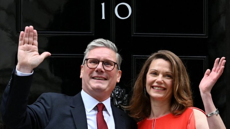 Le nouveau Premier ministre britannique Keir Starmer et son épouse Victoria saluent la foule sur les marches du 10 Downing Street à Londres, le 5 juillet 2024. (Justin Tallis/AFP via Getty Images)