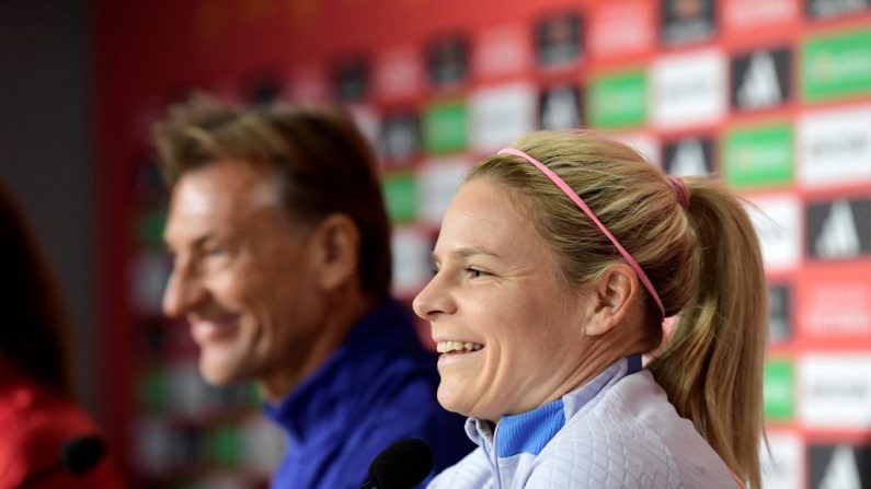 Eugénie Le Sommer et Elisa De Almeida, se sont entraînées normalement mardi, à deux jours de l'entrée en lice dans le tournoi olympique des Bleues contre la Colombie (21h). (Photo : CRISTINA QUICLER/AFP via Getty Images)