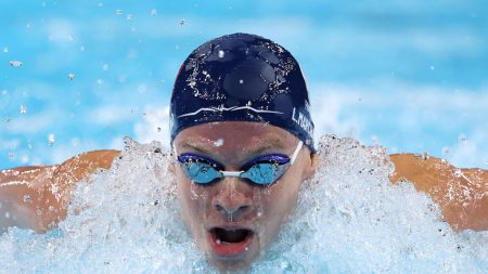 Léon Marchand file en finale du 400 m quatre nages, avec le meilleur temps des séries