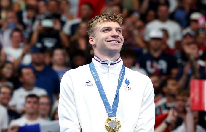 Léon Marchand a décroché mercredi l'or sur le 200 m papillon au terme d'une course folle, son deuxième titre des JO de Paris après le 400 m quatre nages, avant de replonger dans la soirée pour la finale du 200 m brasse. (Photo : Quinn Rooney/Getty Images)