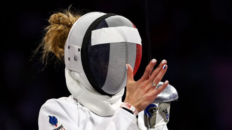 Auriane Mallo-Breton est devenue vice-championne olympique à l'épée samedi, se mettant dans les pas de la "Guêpe" Laura Flessel, dernière médaillée d'argent de l'épée française en individuel en 2004. (Photo : FRANCK FIFE/AFP via Getty Images)