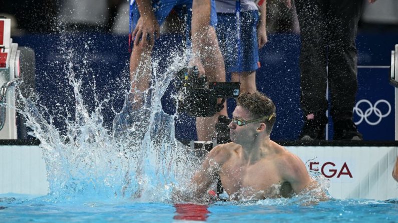 "C'était une dinguerie", s'est époustouflé Léon Marchand, encore éberlué par son doublé olympique inédit 200 m papillon-200 m brasse signé en moins de deux heures aux Jeux de Paris mercredi, trois jours après son tout premier sacre sur 400 m 4 nages.(Photo : JONATHAN NACKSTRAND/AFP via Getty Images)