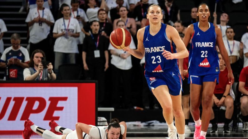 Les Bleues ont signé une troisième victoire en autant de matches de préparation aux JO, largement victorieuse vendredi à Décines-Charpieu (Rhône) de la Serbie (85-63). (Photo : MAXIME GRUSS/AFP via Getty Images)