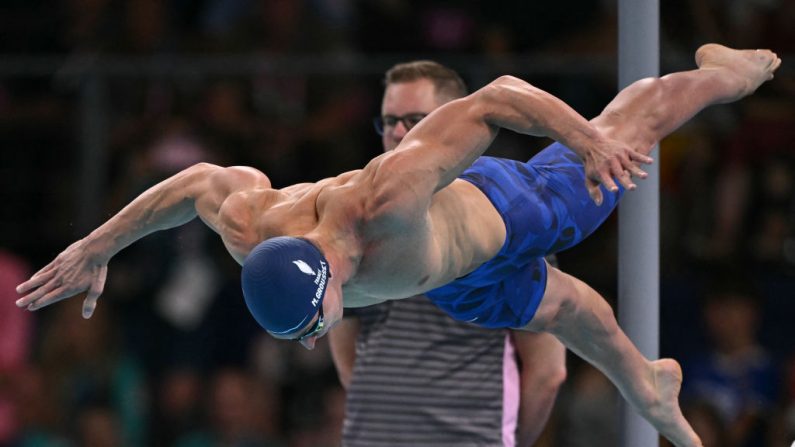 Maxime Grousset s'est offert mardi soir une place en finale du 100 m nage libre des JO de Paris, distance reine dont il est double médaillé mondial, avec le 4e temps des demi-finales. (Photo : SEBASTIEN BOZON/AFP via Getty Images)