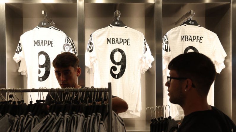 Les jours de festivités se suivent pour les fans de foot à Madrid, où Mbappé, sera officiellement présenté mardi aux supporters du Real dans la prestigieuse enceinte du stade Santiago-Bernabeu, à guichets fermés. (Photo : PIERRE-PHILIPPE MARCOU/AFP via Getty Images)