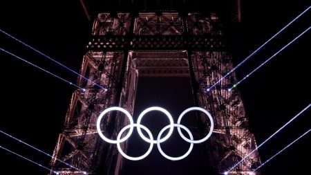 JO : Emmanuel Macron pense qu’Anne Hidalgo a « eu raison » de ne pas enlever « tout de suite » les anneaux sur la tour Eiffel