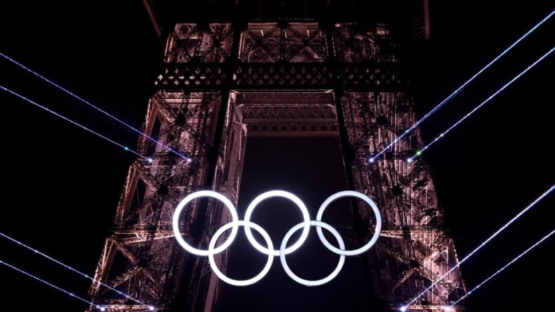 Les anneaux olympiques de la Tour Eiffel sont illuminés lors de la cérémonie d'ouverture des Jeux olympiques Paris 2024 sur la place du Trocadéro, le 26 juillet 2024. (Hector Vivas/Getty Images)