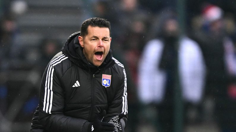 L'Olympique lyonnais a annoncé mercredi "la nomination officielle au poste d'entraîneur" de Pierre Sage pour les deux prochaines saisons, jusqu'en 2026. (Photo : SEBASTIEN BOZON/AFP via Getty Images)