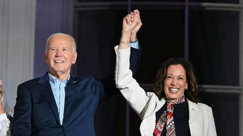 Le président Joe Biden et la vice-présidente Kamala Harris arrivent au balcon Truman de la Maison-Blanche pour assister au feu d'artifice organisé le 4 juillet 2024 pour la fête de l'Indépendance. Le 21 juillet, il a annoncé qu'il ne se représentait pas et a soutenu Mme Harris. (Mandal Ngan/AFP via Getty Images)