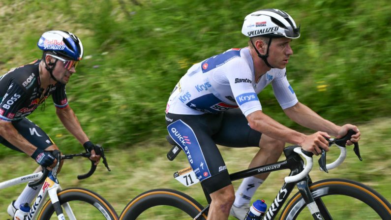 Remco Evenepoel et Primoz Roglic sont partis pour se livrer une lutte acharnée afin de se hisser sur le podium au côté des deux dynamiteurs en chef de ce Tour de France, Pogacar et Vingegaard, encore au-dessus mercredi dans le Cantal. (Photo : MARCO BERTORELLO/AFP via Getty Images)