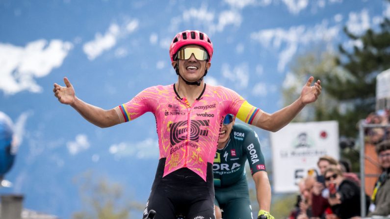 Après un départ inédit en Italie, le Tour et son nouveau leader équatorien Richard Carapaz sont de retour en France mardi avec le passage, au milieu des murs de neige, du col du Galibier, une sommité de la Grande Boucle juchée à 2.642 mètres d'altitude. (Photo : FABRICE COFFRINI/AFP via Getty Images)