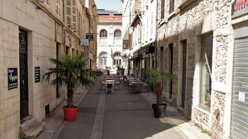 C'est dans la rue du Musée à Vienne que le chauffeur fuyant un contrôle de police a percuté plusieurs personnes sur des terrasses. (capture d'écran/Google Maps)