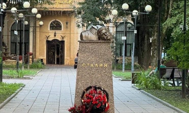 La statue de Staline dégradée. (Capture d'écran X @NOELreports)
