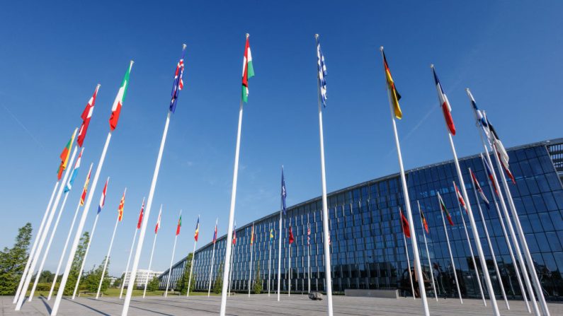 Des drapeaux nationaux des pays membres de l'OTAN ornent l'entrée du siège de l'OTAN à Bruxelles, le 13 juin 2024. (SIMON WOHLFAHRT/AFP via Getty Images)