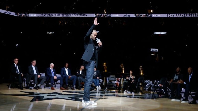 Tony Parker, meilleur basketteur français de l'histoire, a déclaré jeudi ressentir "beaucoup de fierté" à la veille du retrait définitif de son maillot de l'équipe de France, une première qui aura lieu après le match contre la Serbie à Décines-Charpieu (Rhône). (Photo : Ronald Cortes/Getty Images)