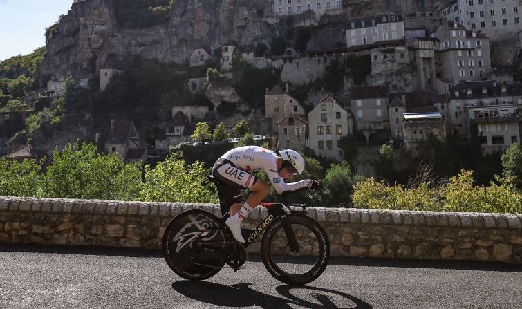 Tadej Pogacar veut montrer qu'il a progressé dans le contre la montre vendredi, pour la 7e étape du Tour entre Nuits-Saint-Georges et Gevrey-Chambertin, dont son dauphin Remco Evenepoel s'annonce comme le favori. (Photo : THOMAS SAMSON/AFP via Getty Images)