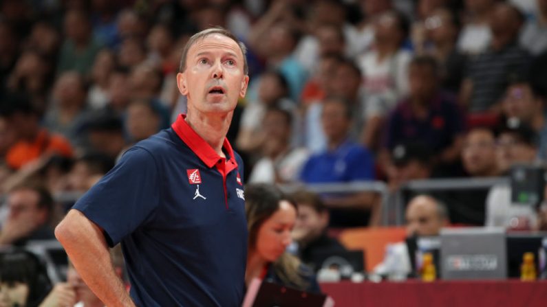 L'équipe de France de basket a concédé une quatrième défaite de suite avant d'attaquer les Jeux olympiques, battue par l'Australie (83-82) sur un oubli défensif à une seconde de la fin, dimanche à Orléans.(Photo : Lintao Zhang/Getty Images)