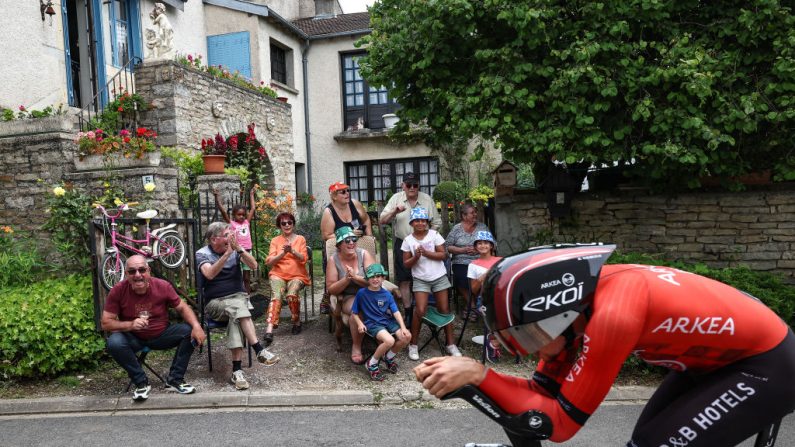 Kévin Vauquelin a marqué les esprits dans la perspective d'une sélection pour les Jeux Olympiques en prenant une excellente sixième place dans le contre-la-montre samedi sur le Tour de France. (Photo : ANNE-CHRISTINE POUJOULAT/AFP via Getty Images)