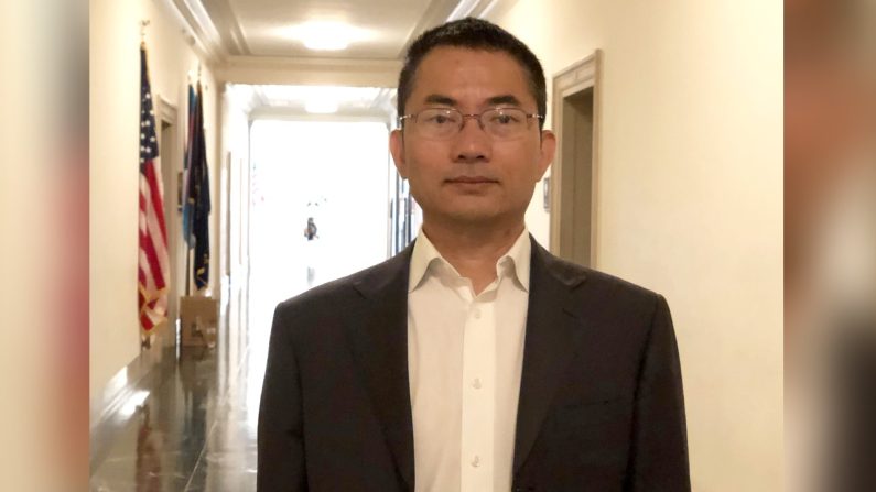 William Huang est un survivant des camps de rééducation par le travail en Chine. Photo prise en 2019 devant le Congrès américain à Washington DC. (photo William Huang)