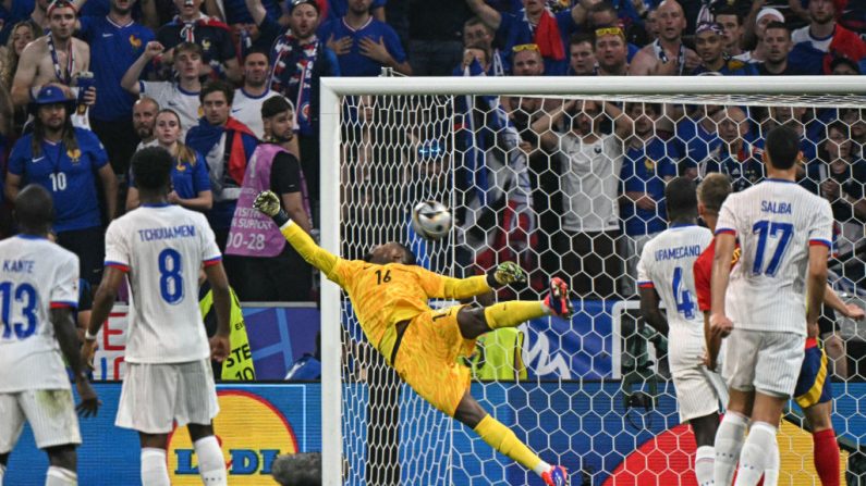 La France de Kylian Mbappé s'est fait renverser mardi par la furia et la vista de l'Espagne (2-1), attraction de l'Euro-2024 attendue en favorite de la finale, dimanche, contre l'Angleterre ou les Pays-Bas. (Photo : JAVIER SORIANO/AFP via Getty Images)