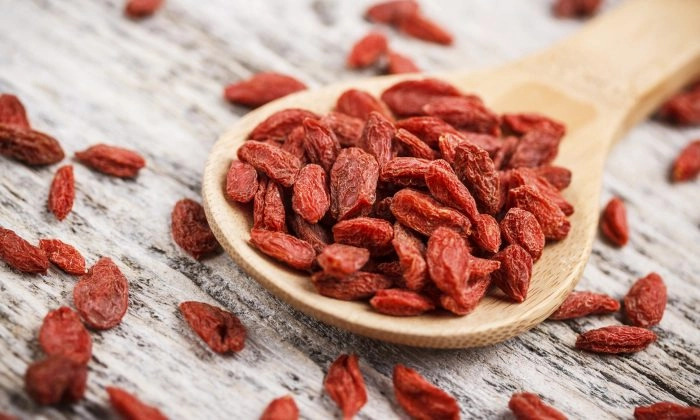 Les baies de Goji sont accessibles et savoureuses et peuvent être consommées nature, ajoutées à des recettes ou des smoothies, ou transformées en infusion. (Grafvision/Photos.com)