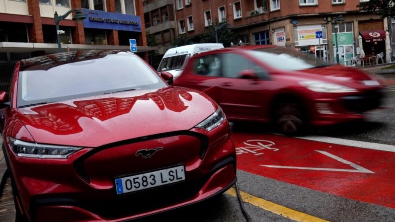 Un véhicule électrique Ford Mustang Mach-e branché sur une borne de recharge à Bilbao, en Espagne, le 10 novembre 2023. (Vincent West/Reuters)