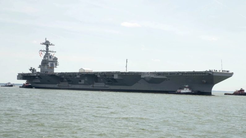 L'USS Gerald R. Ford (CVN78) entre dans le chantier naval Huntington Ingalls Newport News Shipbuilding à Newport News, en Virginie, le 15 juillet 2018. (Spécialiste en communication de masse de 2e classe Cat Campbell/U.S. Navy)