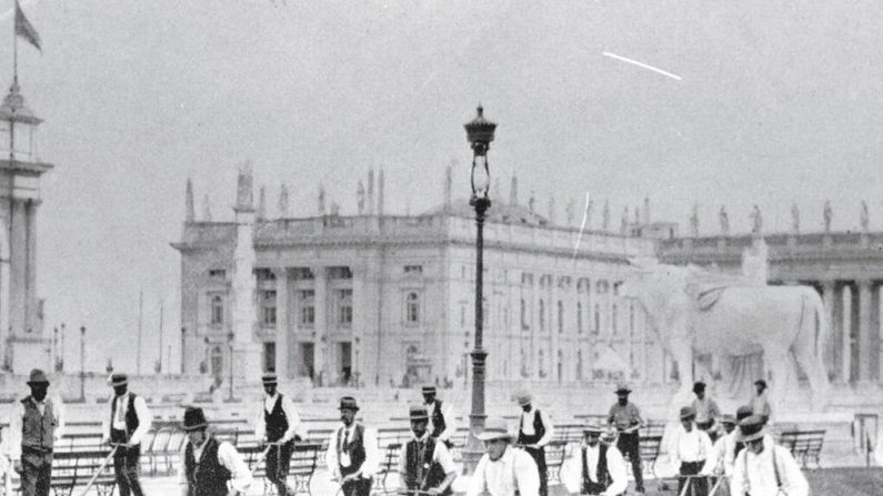 Elwood McGuire a organisé une présentation chorégraphiée de tondeuses à gazon lors de l'exposition universelle de Chicago en 1893. (Musée historique du comté de Wayne)