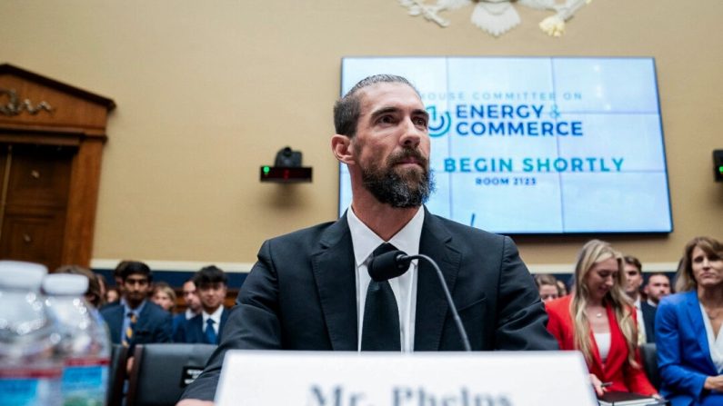 Michael Phelps, ancien athlète olympique, s'exprime lors d'une audience du sous-comité de surveillance et d'enquête sur "l'examen des mesures antidopage en prévision des Jeux olympiques de 2024" au Capitole, le 25 juin 2024. (Nathan Howard/Getty Images)