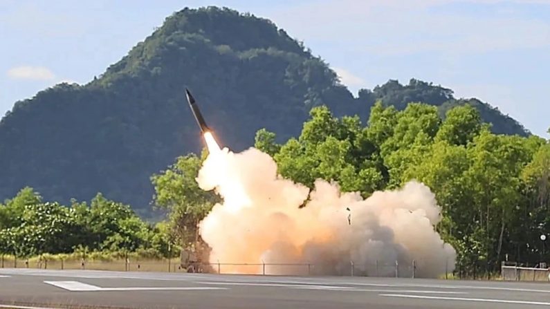 La 3e force opérationnelle multidomaine de la Garde nationale du Tennessee et le régiment d'artillerie de campagne 1-181 ont déployé le lanceur autonome multidomaine (AML) avec deux missiles de frappe de précision (PrSM), le 16 juin 2024. (Avec aimable autorisation du Sgt. Perla Alfaro/U.S. Army)