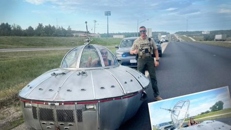 Un policier arrête un véhicule « OVNI » qui se déplace de façon erratique sur l’autoroute et discute avec les gens à bord : « Nous venons en paix »