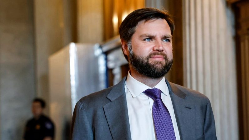 Le sénateur de l'Ohio, J.D. Vance, se rend à un déjeuner avec les républicains du Sénat au Capitole à Washington le 27 février 2024. (Anna Moneymaker/Getty Images)