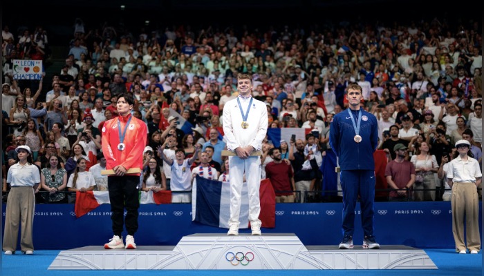 Le podium du 400m quatre nages avec Léon Marchand, le 28 juillet 2024. (Photo : MANAN VATSYAYANA/AFP via Getty Images)