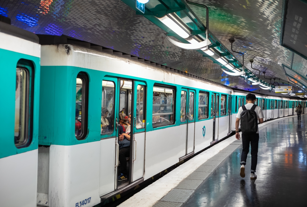 Paris : arrestation de l'homme portant un maillot "anti juif" dans le métro