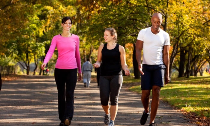 Il a été démontré que la marche réduit la récurrence des lombalgies. (Shutterstock)