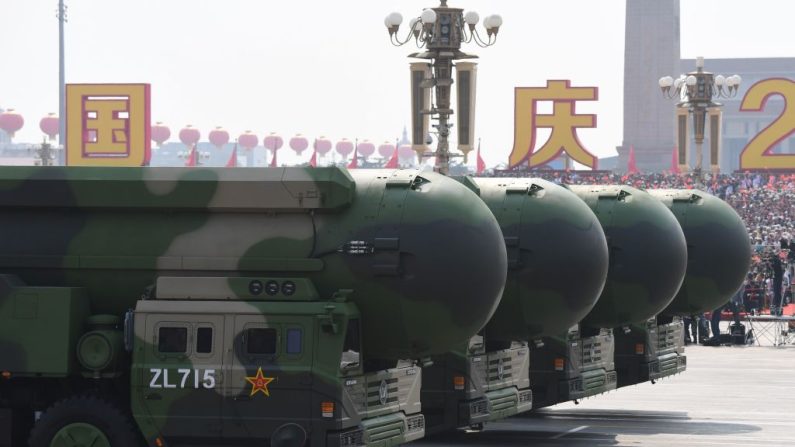 Les missiles balistiques intercontinentaux à capacité nucléaire DF-41 chinois sur la place Tiananmen à Pékin, en Chine, le 1er octobre 2019, lors d'un défilé militaire. (Greg Baker/AFP via Getty Images)