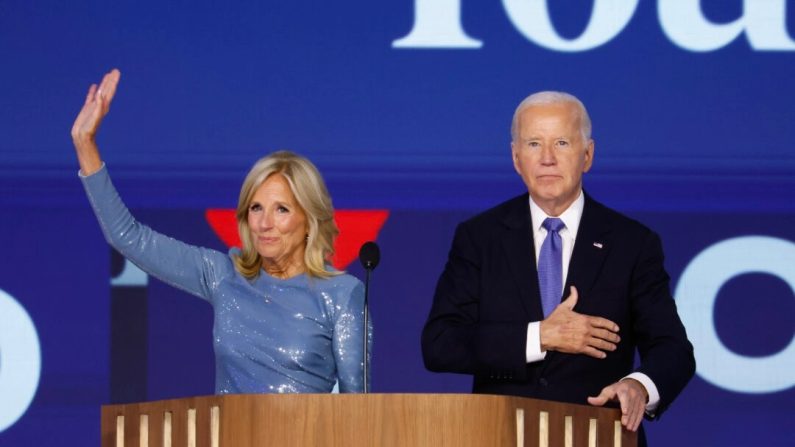 Le président Joe Biden et la Première dame Jill Biden saluent après le discours du Président lors de la première journée de la Convention nationale démocrate au United Center à Chicago, le 19 août 2024. (Chip Somodevilla/Getty Images)